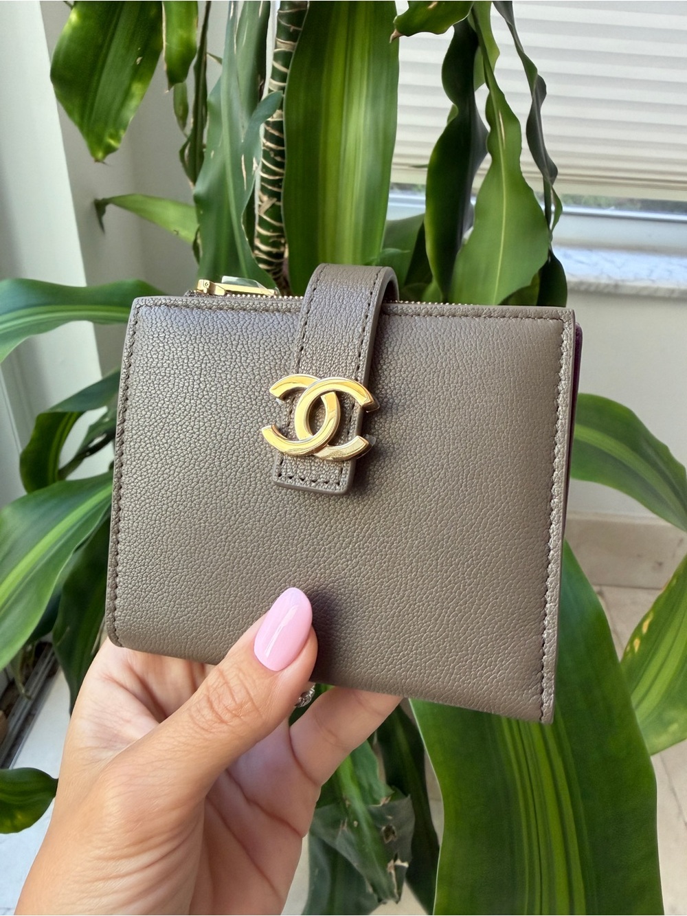 Chanel Metier’s d’Art 26A Bifold Dark Khaki Fonce Chèvre Leather CC Logo Wallet